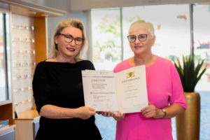 Cornelia Graf (l.) gratuliert Regina Herzog zu 40 Jahren Betriebszugehörigkeit bei Optik Graf in Lahr